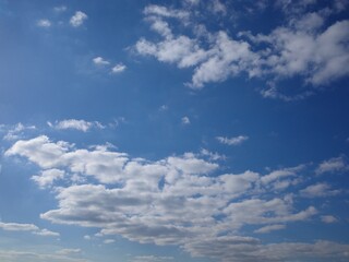 Naklejka na ściany i meble Blauer Himmel mit interessanten Wolken als Hintergrund