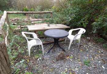 Cheap, dirty plastic chairs and table in ugly, outdoor setting. Bad restaurant?