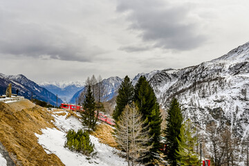Poschiavo, Bernina, Val Poschiavo, Alp Grüm, Lago di Poschiavo, Puschlav, Val Bernina, Bernina-Express, Zugreise, Alpen, Graubünden, Winter, Wanderweg, Schweiz