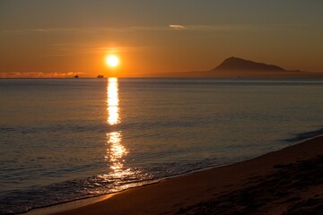Amanecer en la Playa de miramar con siluete del Montgó al fondo