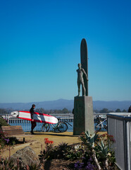 Surfer avec planche à côté d'une statue, Santa Cruz