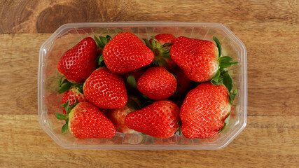vue du dessus d'une barquette de fraise sur une table
