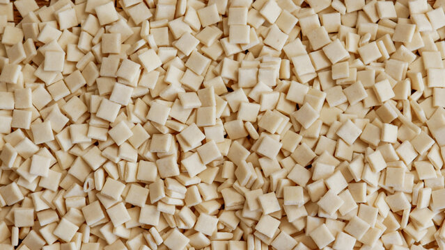  tas de p&acirc;tes crozets crues en gros plan sur une table