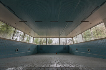 Altes Schwimmbecken oder Indoor Pool ohne Wasser welches nicht mehr benutzt wird.