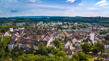 Fototapeta na wymiar Häuserfront von Bremgarten AG mit Blick auf die Altstadt mit den vielen Türmen und dem hohen Kirchturm