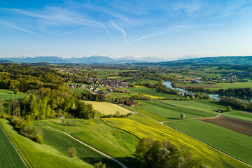 Panoramablick über die Reussebene und den Flachsee in die Alpen. Ein Mosaik aus sattgrünen...