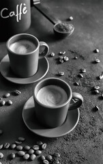 Foto in bianco e nero con tazze di espresso italiano e chicchi di caffè. Direttamente sopra.