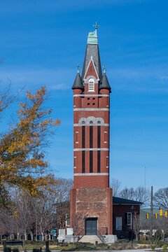 Salisbury, Carolina del Norte, Usa. November 26, 2022: Bell tower with blue sky and autumn trees.