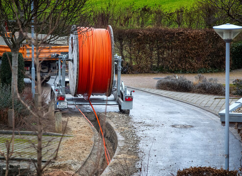 Netzausbau, auf der Baustelle wird Glasfaserkabel verlegt, f&uuml;r schnelleres Internet.
