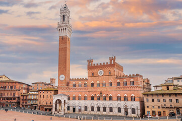 Fototapeta na wymiar Palazzo Pubblico and Torre del Mangia piazza del campo in Siena in Tuscany, Italy