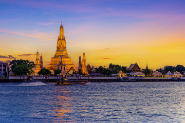 Fototapeta na wymiar Wat Arun, Bangkok, Thailand,Wat Arun, the landmark of Bangkok's sunset