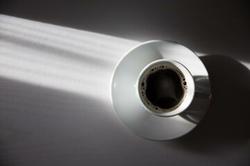 Taza de café con la luz del sol. Concepto. Copy space.