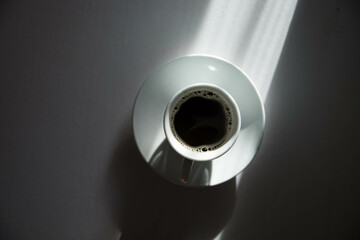 Taza de café con la luz del sol. Concepto. Copy space.