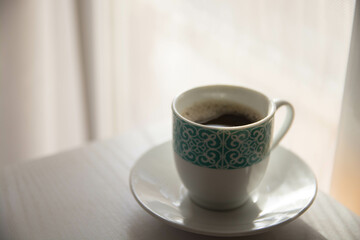 Taza de café con la luz del sol. Concepto. Copy space.