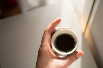 Taza de café con la luz del sol. Concepto. Copy space.