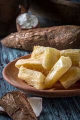 Plato de yuca frita