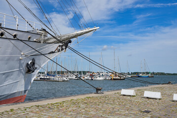 Boote am Hafen der Hansestadt Stralsund - obrazy, fototapety, plakaty