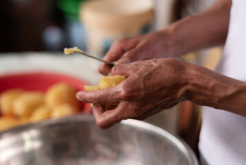 Manos de cocinera peruana cortando verduras