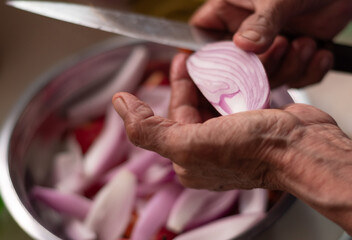 Manos de cocinera peruana cortando verduras