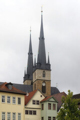 Fototapeta na wymiar Saalfeld/Saale - Häuser am Marktplatz mit Johanneskirche, Thüringen, Deutschland, Europa