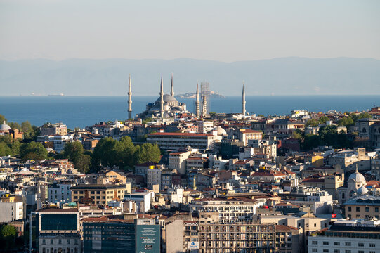 Elevated view of the Blue Mosque (Sultan Ahmet Camii), overlooking the Bosphorus and Istanbul city, Turkey