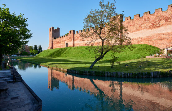 Comuni Bilder Durchsuchen 6,756 Archivfotos, und