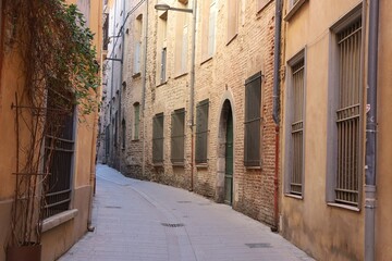 Rue typique dans la ville, ville de Perpignan, département des Pyrénées Orientales, France