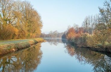 De beaux reflets d'hiver au bord du canal