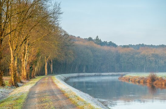 Le calme matin un matin d'hier au bord du canal