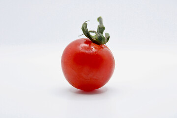 tomate cherry en fondo blanco