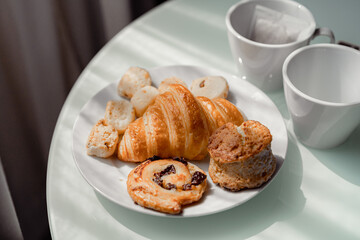 Croissant y amanecer