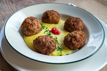 meat meatballs with mashed potatoes