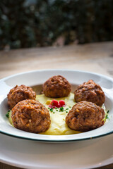 meat meatballs with mashed potatoes