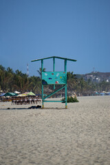 torre salvavida en hermosa playa oaxaca mexico en dia soleado