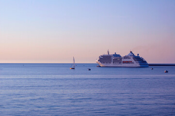 Fototapeta na wymiar the cruise ship leaves the port for a journey