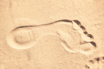 Fototapeta na wymiar footprint in the sand on the ocean