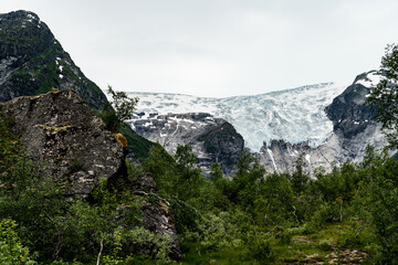 Weg zum Gletscher Bergsetbreen im Jostedalen, Norwegen