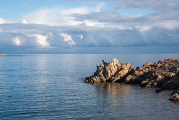 Nuvole riflesse sul mare di Sardegna
