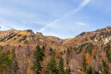 the beginning of autumn in the highlands, nature walks, panoramic views of the mountains, routes...