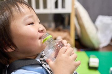 ペットボトル飲みをする２歳の男の子