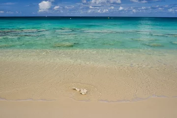 Foto auf Acrylglas Seven Mile Beach, Grand Cayman Crystal clear waters and pinkish sands on empty seven mile beach on tropical carribean Grand Cayman Island