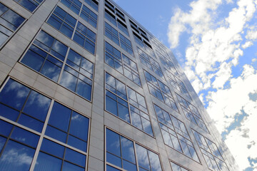 Fototapeta na wymiar 窓に映る青空と雲の美しい景色