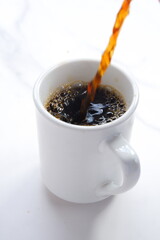 淹れたてのコーヒーをマグカップに注ぐ