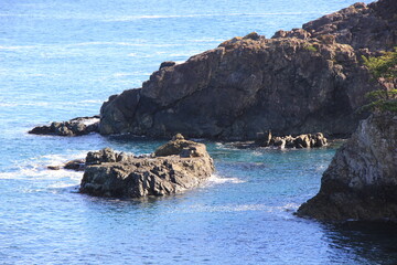 海の風景/海面とゴツゴツした岩場