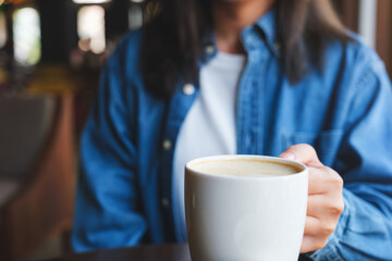 Fototapeta Closeup image of a woman holding a cup of hot coffee obraz