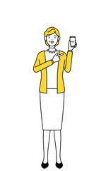 スマホのキャッシュレス・オンライン決済を勧める定年退職したシニア・中年女性