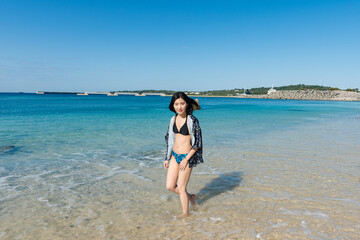 Fototapeta na wymiar 沖縄の海でデートする女性