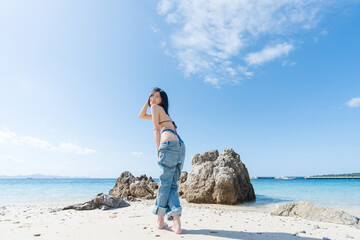 沖縄のビーチでビキニポートレートを撮る女性