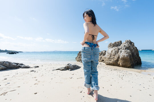 沖縄のビーチでビキニポートレートを撮る女性