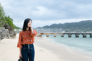 沖縄のビーチでポートレート　女性 - obrazy, fototapety, plakaty